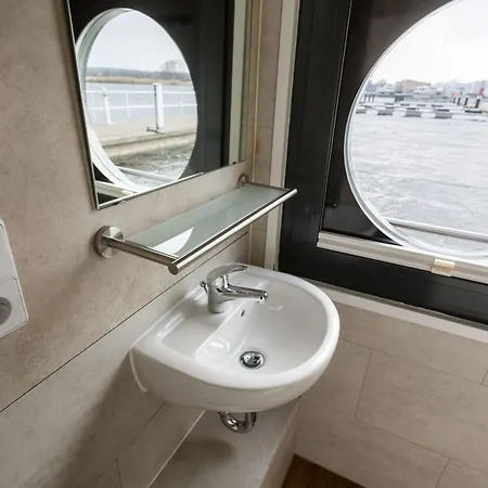 Hausboot Tollow Πλωτό κατάλυμα